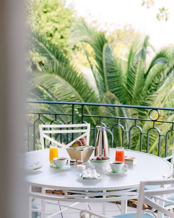Breakfast with a view, and a hot brew. ☕️
📷 <a href="/PeninsulaHotels/">The Peninsula Hotels</a>