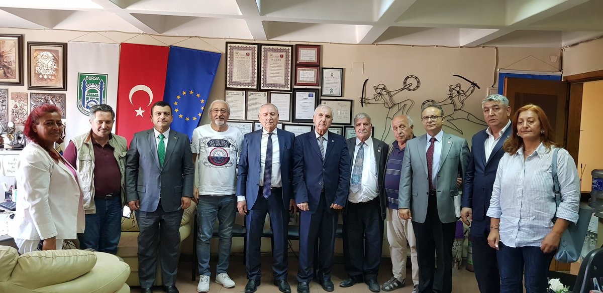 DP Bursa İl Başkanlığı (@dpbursa) on Twitter photo BESOB Bursa Esnaf Ve Sanatkarlar Odaları Birliği Başkan'ı Sy Fahrettin Bilgit, Çiçekçiler odası Yönetim Kurulu Üyesi Ertan Tanirgan, Muhtelif Esnaf Odası Başkanı A.Özkan Ilhan, Tuhafiyeciler Odası Başkanı Nedim Özbalaban'ı ziyaretimizden. <a href="/DpGultekinUysal/">Gültekin Uysal</a> <a href="/cenginyurt52/">Cemal Enginyurt</a> <a href="/cagkaplan/">Çağrı KAPLAN</a> BESOB Bursa Esnaf Ve Sanatkarlar Odaları Birliği Başkan'ı Sy Fahrettin Bilgit, Çiçekçiler odası Yönetim Kurulu Üyesi Ertan Tanirgan, Muhtelif Esnaf Odası Başkanı A.Özkan Ilhan, Tuhafiyeciler Odası Başkanı Nedim Özbalaban'ı ziyaretimizden. <a href="/DpGultekinUysal/">Gültekin Uysal</a> <a href="/cenginyurt52/">Cemal Enginyurt</a> <a href="/cagkaplan/">Çağrı KAPLAN</a>