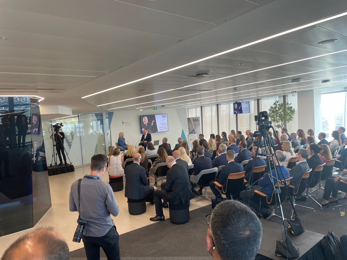 It was an honour to deliver a live hybrid webinar and work with a fantastic team. Who'd have expected 2 years ago that these would become the norm!

bareska.com/live-streams/

#BehindTheScenes #Video #videoproduction #b2bvideo