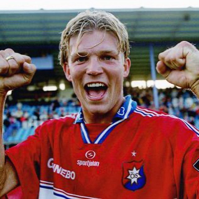 oissnack's tweet image. En av dem största fyller 49 år. Stort grattis Mackan!! ❤️💙

Låt oss ge honom den bästa 🎁 man kan få ikväll. Mot GU, mot 3 poäng! #ÖIS