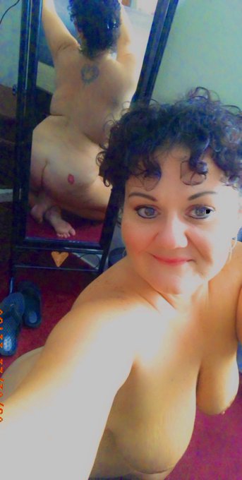 If I can get 15 retweets in the next 48 hours, I&rsquo;ll send a 30 sec vid of my legs spread open as wide