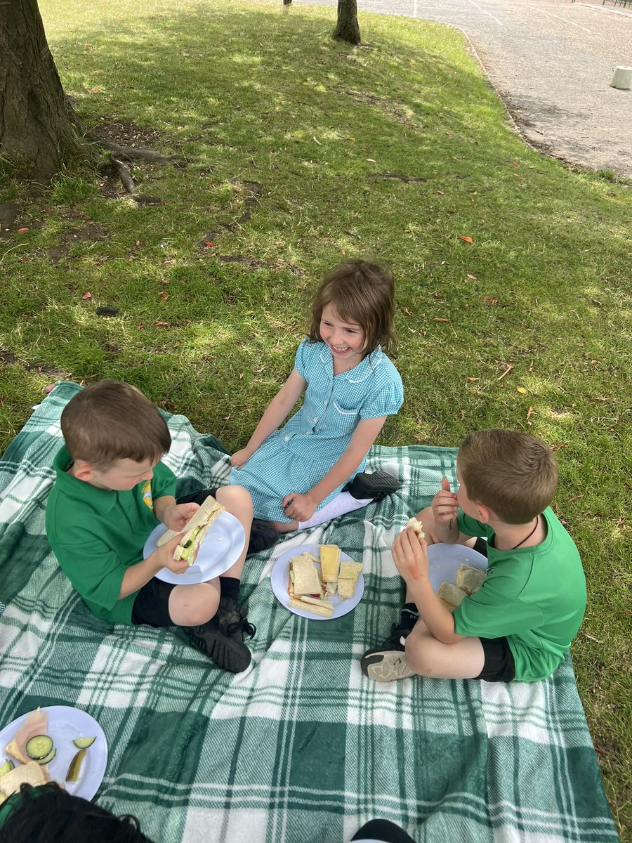 Wye_WPA's tweet photo. We had fun making and eating our own ‘portable snacks’ today in DT! #WatersideDT 🥪 https://t.co/eUm3deHDtT