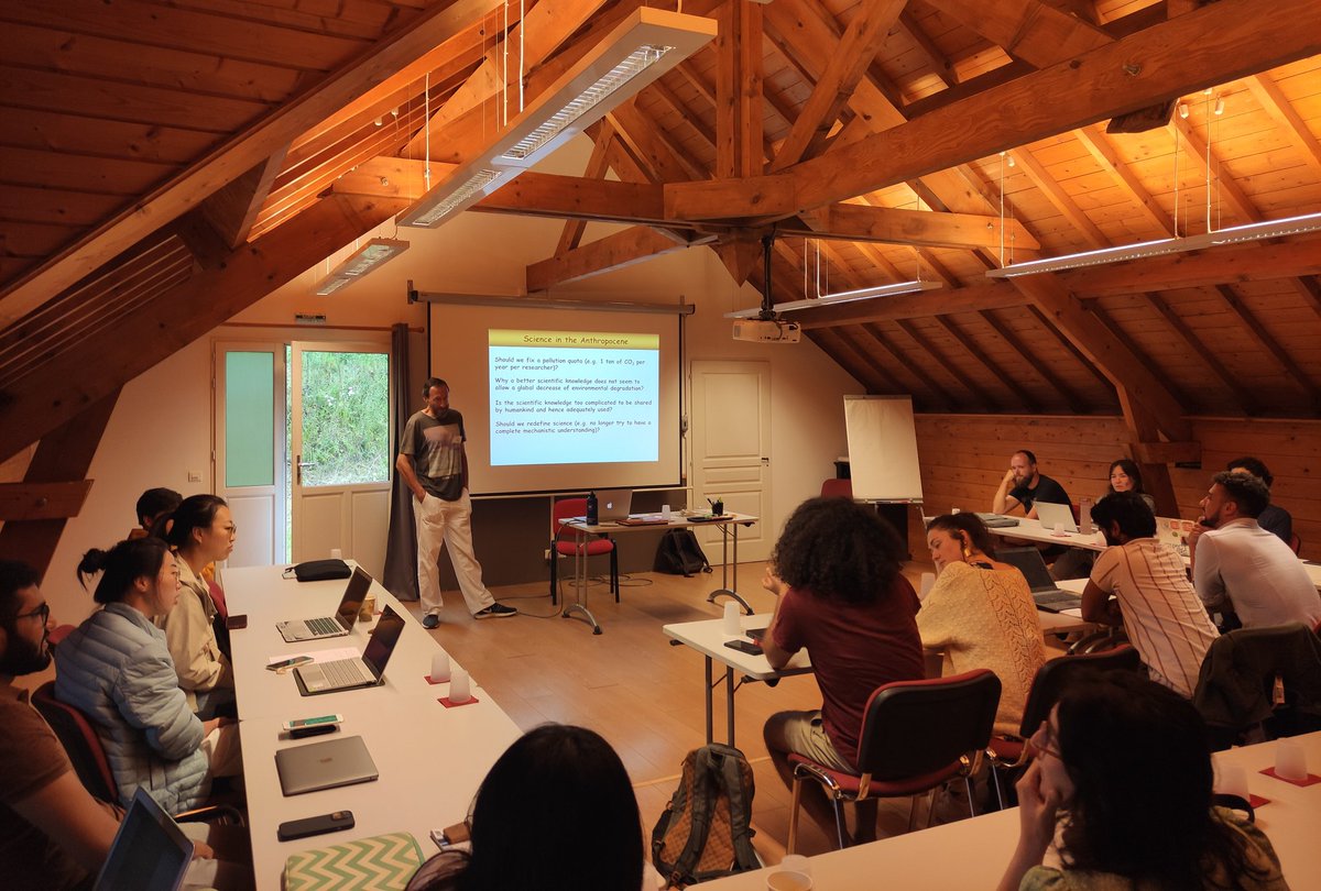 End of the day with Hervé Philippe's presentation and discussions on 'environmental impact of scientific research' #TULIPSummerSchool2022 🌷