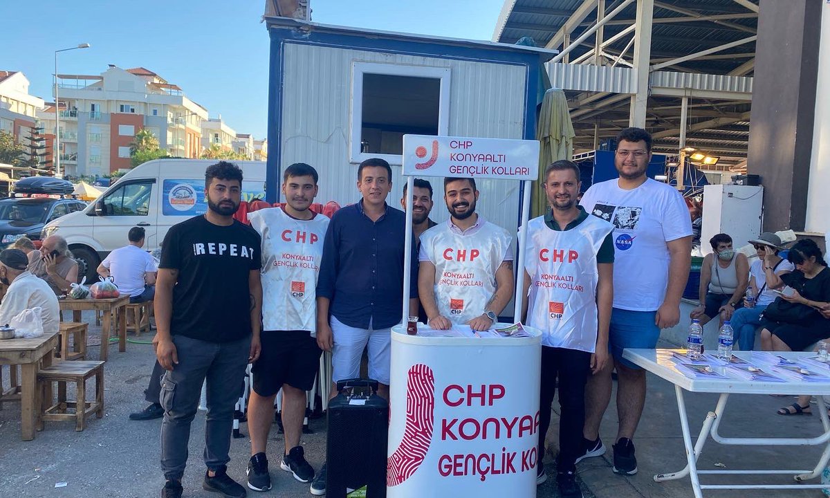KonyaaltiChpGK's tweet photo. CHP Konyaaltı Gençlik Kolları olarak bugün Liman Pazarındaydık. Üye çalışmalarımız hız kesmeden devam ediyor. 

Bizleri yalnız bırakmayan tüm partililerimize teşekkür ederiz. Birleşe birleşe kazanacağız!

#GeliyorGelmekteOlan https://t.co/nGDVCGYMtS