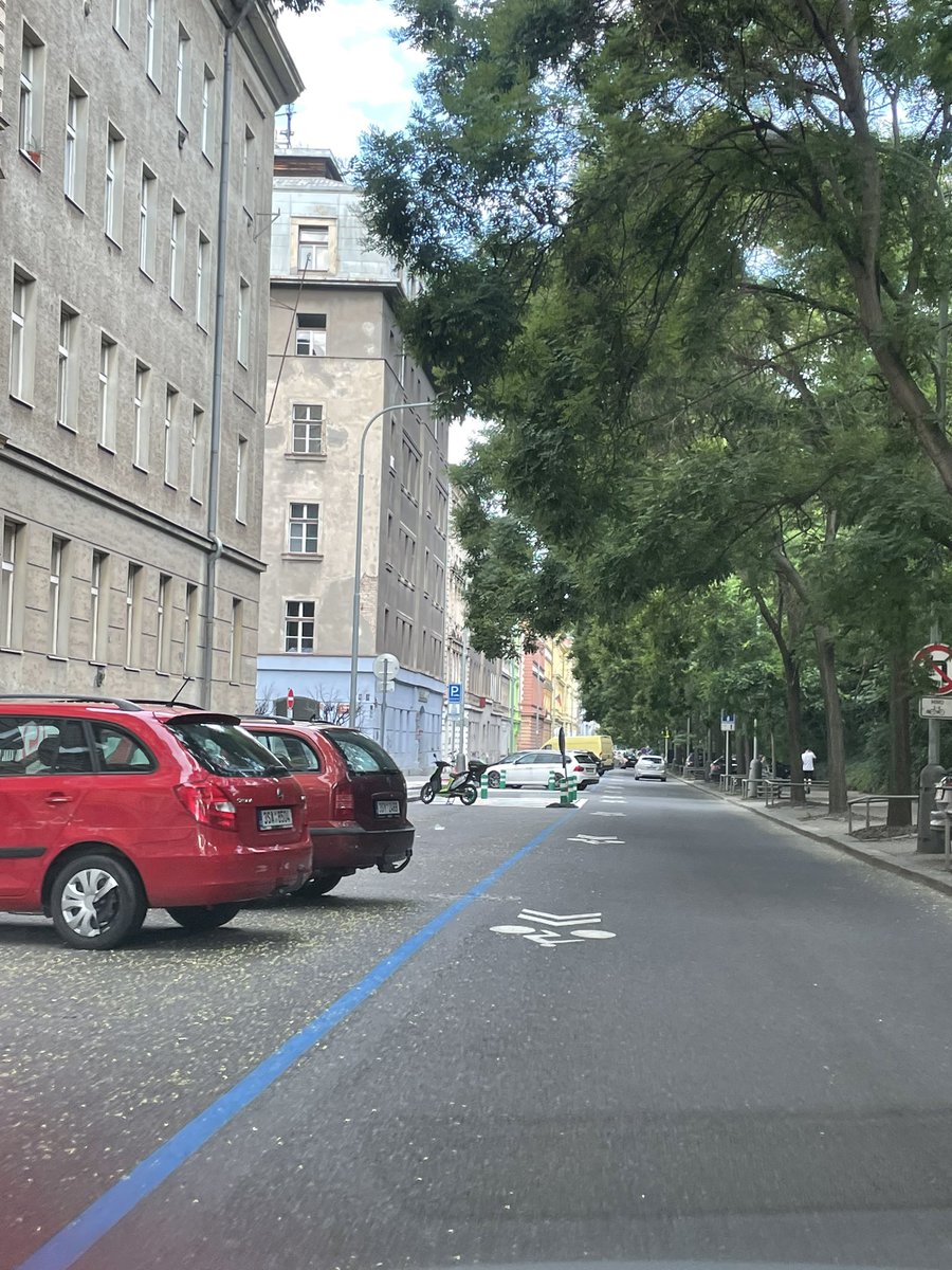 HanakovaEva's tweet photo. Pernerova ulice. Karlín. Nově jednosměrná. Proč??? 
Fakt by mě zajímalo, který expert tyhle idiocie vymýšlí. https://t.co/pKPSYmfGy8