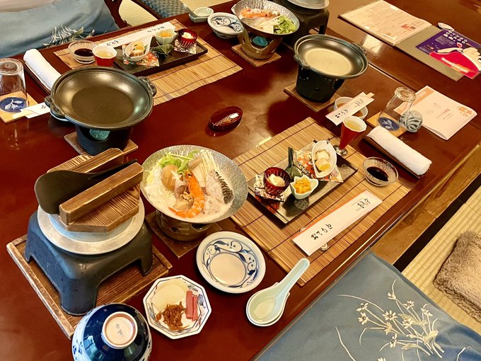 お料理の方は、普通ならかなりお腹いっぱいになりますのでそのつもりで…
刺身うまい…タコは生口島のものだそうです
鍋の出汁もステキうまい…ああああ 