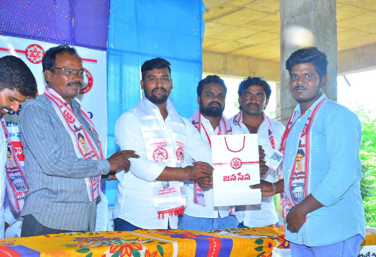 maruthigoudjsp's tweet photo. నా ఉపిరి ఉన్నంతం వరకు జనసేన పార్టీలోనే ఉంటాను
జై జనసేన జై తెలంగాణ
పవన్ కళ్యాణ్ గారి నాయకత్వం వర్ధిల్లాలి
గాజు గ్లాసు గుర్తుకే మన ఓటు 🔯✊🥛 https://t.co/3Ee4vDI0BA
