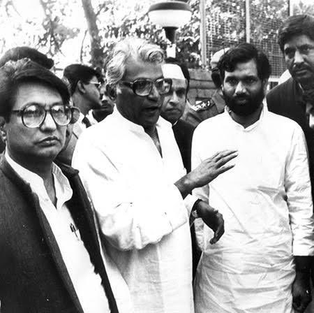 Remembering the man who honoured his relationships & stayed humble till the end! The true torchbearer for Social Justice! #RamVilasPaswan ji 🙏🏽