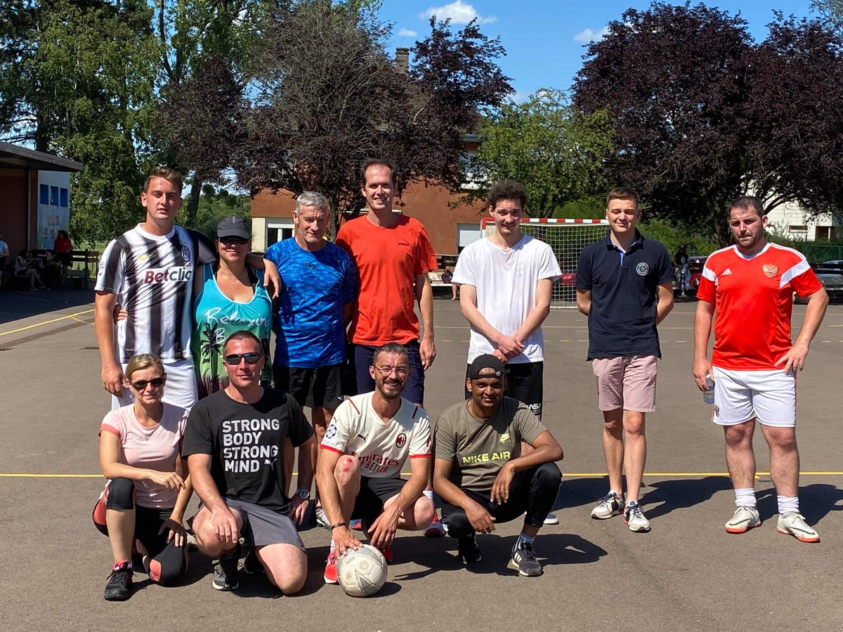 MousseyBata's tweet photo. Malgré un entraînement intensif, des qualités sportives indéniables et un mental d'acier, la Dream Teacher team s'est inclinée 1-0 face à des élèves méritants pour clore cette belle journée. Bravo à eux!
#Ferro_notre_sauveur
#fin_d_annee_3e https://t.co/B5gLchwgGr