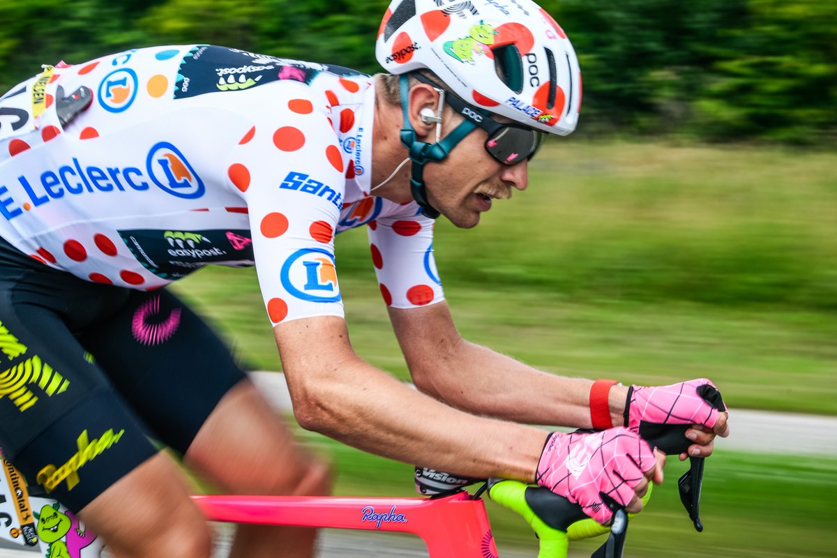 RT & follow pour tenter de gagner un maillot à pois dédicacé par 🇩🇰 @MagnusCort avec @SANTINI_SMS ⚪️🔴 #TDF2022