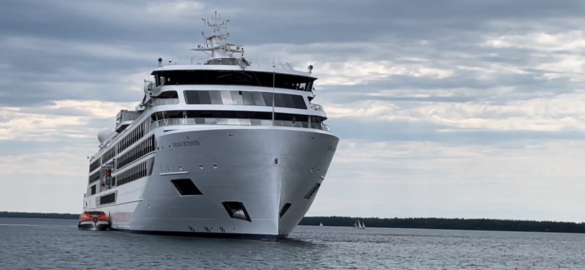 dcduba's tweet image. @LakeSuperio @Bayfield_WI @bayfieldcounty @MadelineIsle 
Offshore at Bayfield.  Madeline in the background.