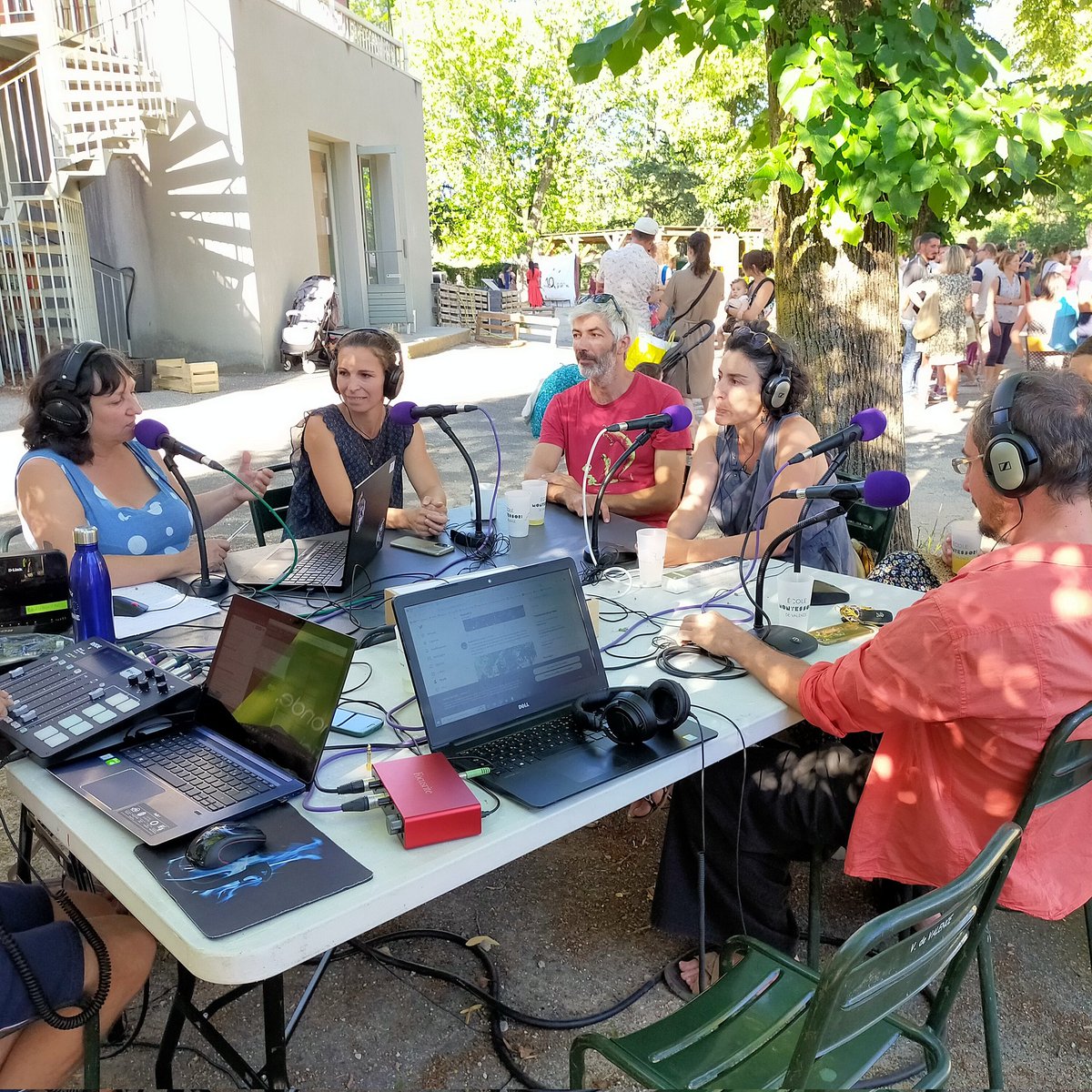 "N'aidez jamais un enfant a faire une tâche qu'il se sent capable d'accomplir tout seul" Maria Montessori.

Nous parlons maintenant avec Rémi et Yamina, un papa et une maman de ces drôles d'élèves 💁