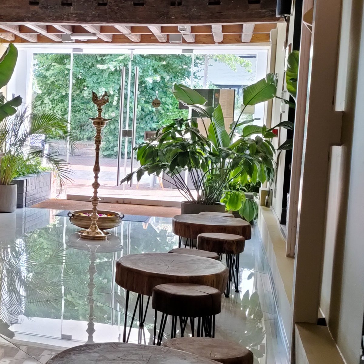 CityAirTech's tweet photo. Filling restaurants in Basingstoke with plants, planters, and living walls!

#greenwall #biophilia #biophilic #restaurant #plants https://t.co/t2ZUwmXzNd