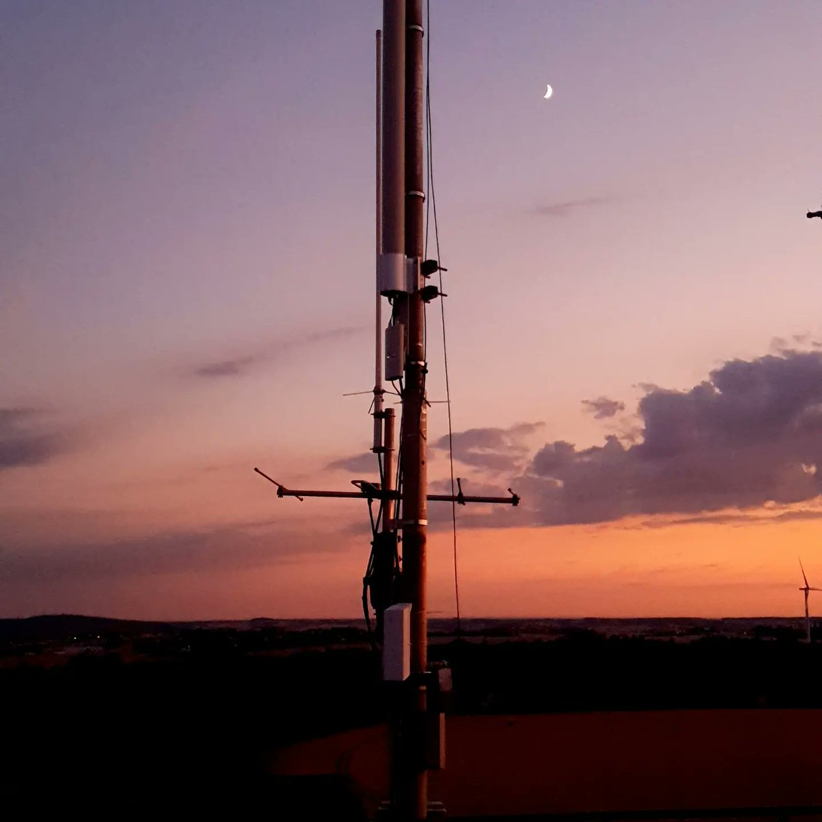 freifunkmsn's tweet photo. #freifunkromantik in #geringswalde 
neuer Rundstrahler auf dem Turm.

#ubiquiti 
#freifunk 
#gemeinnützig 
#freienetze 
#hotspot https://t.co/3neSdlXn8W