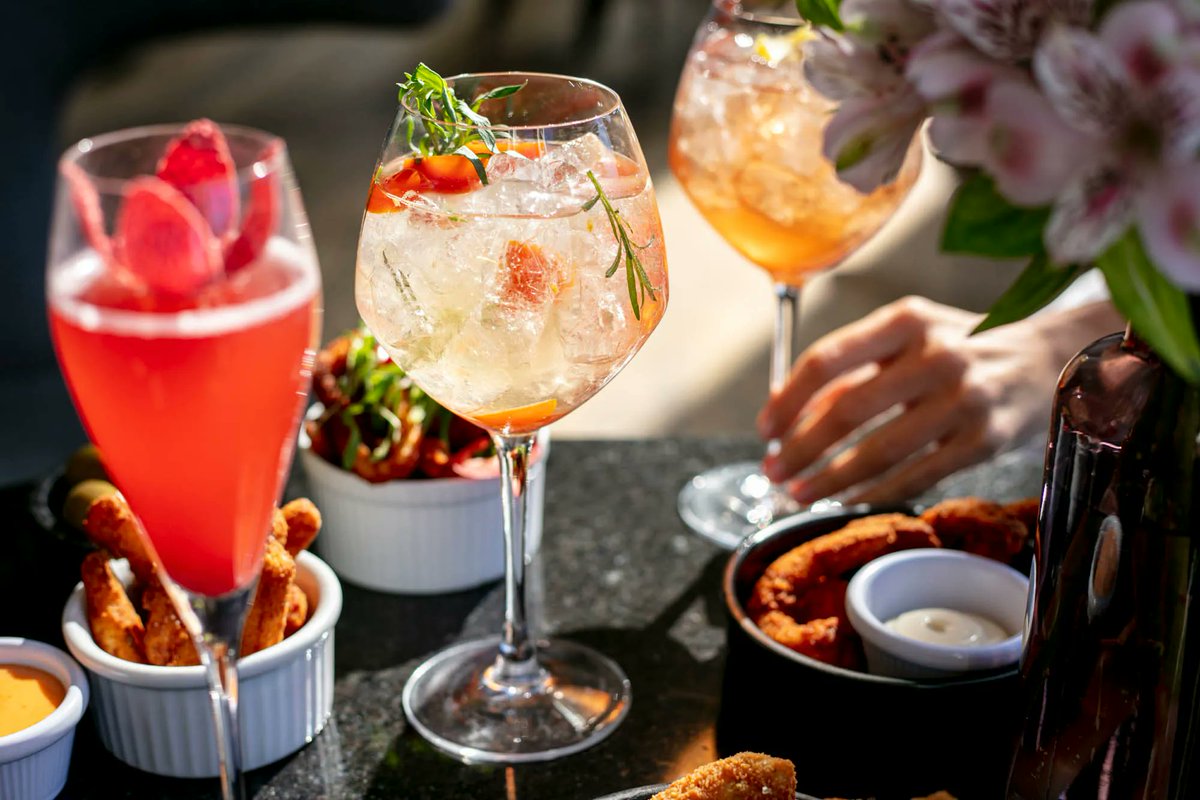 Here comes the sun! Toast the sunshine with classic and eclectic cocktails at our sunny central bar today ☀️  #danddlondon #skylon #southbank #londoncocktails