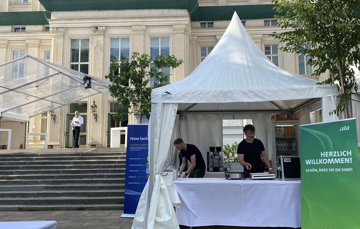 ista_aktuell's tweet photo. ☀️ In #Berlin lacht die Sonne über dem #Kronprinzenpalais. Hier findet gleich das #PKMSommerfest mit rund 2.000 Gästen aus Politik, Wirtschaft und Medien statt. Wir &amp; unser #ista Stand sind ready und freuen uns auf den Austausch! https://t.co/jymaRvQazO