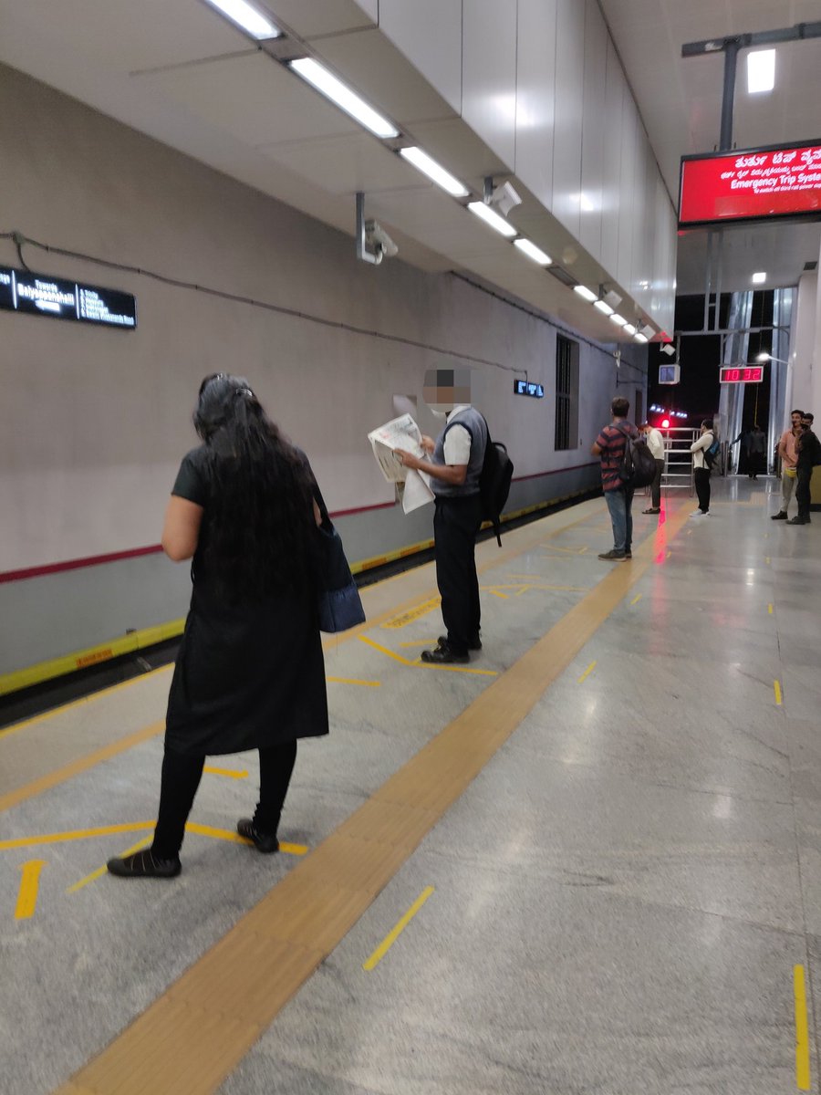 People still read newspaper 🗞️!
A traveller reading newspaper on metro 🚇 platform in #NammaMetro #Bengaluru.