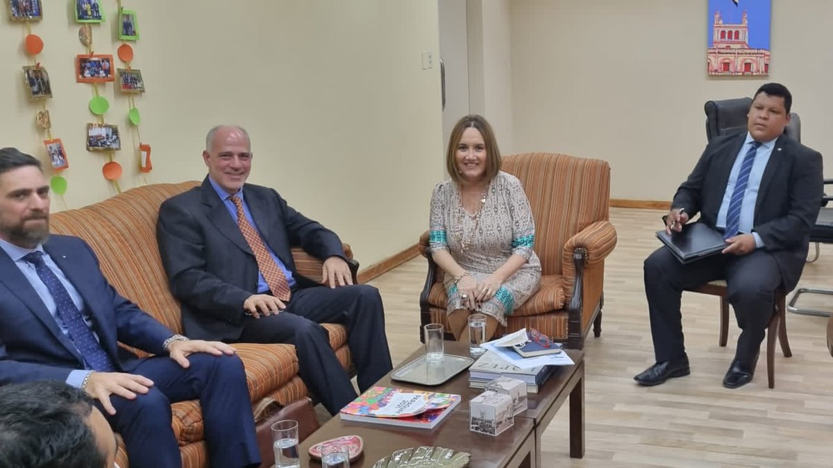 La directora de Política Bilateral, embajadora Cynthia Filártiga, se reunió con el embajador de Israel, Yoed Magen. Resaltaron la importancia de las relaciones bilaterales, dada la condición de socio estratégico que el Paraguay representa para Israel.
➡️ bit.ly/3IkqIhO