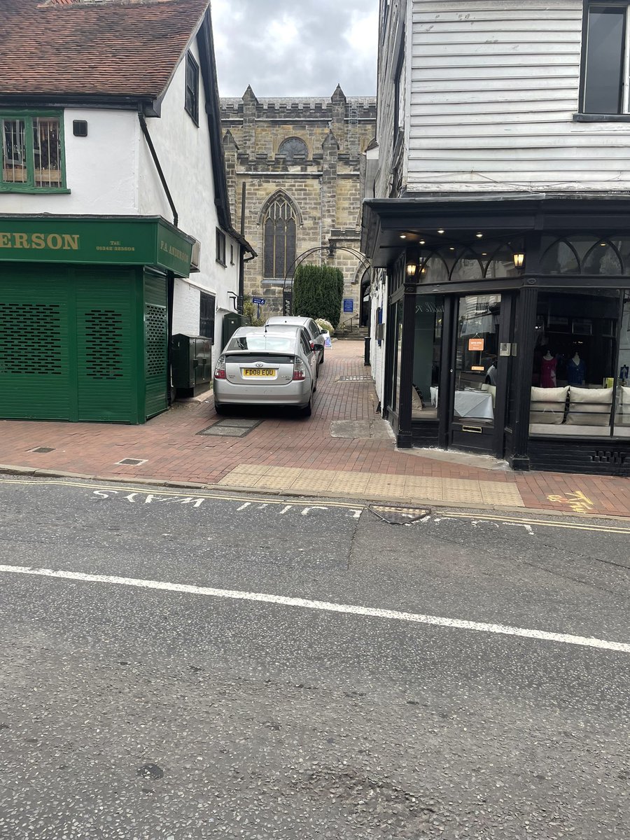 bobajobtaylor's tweet image. Loving the new car parking facilities in East Grinstead, silly me I thought it was a pavement!!! @egcouncil @WSHighways