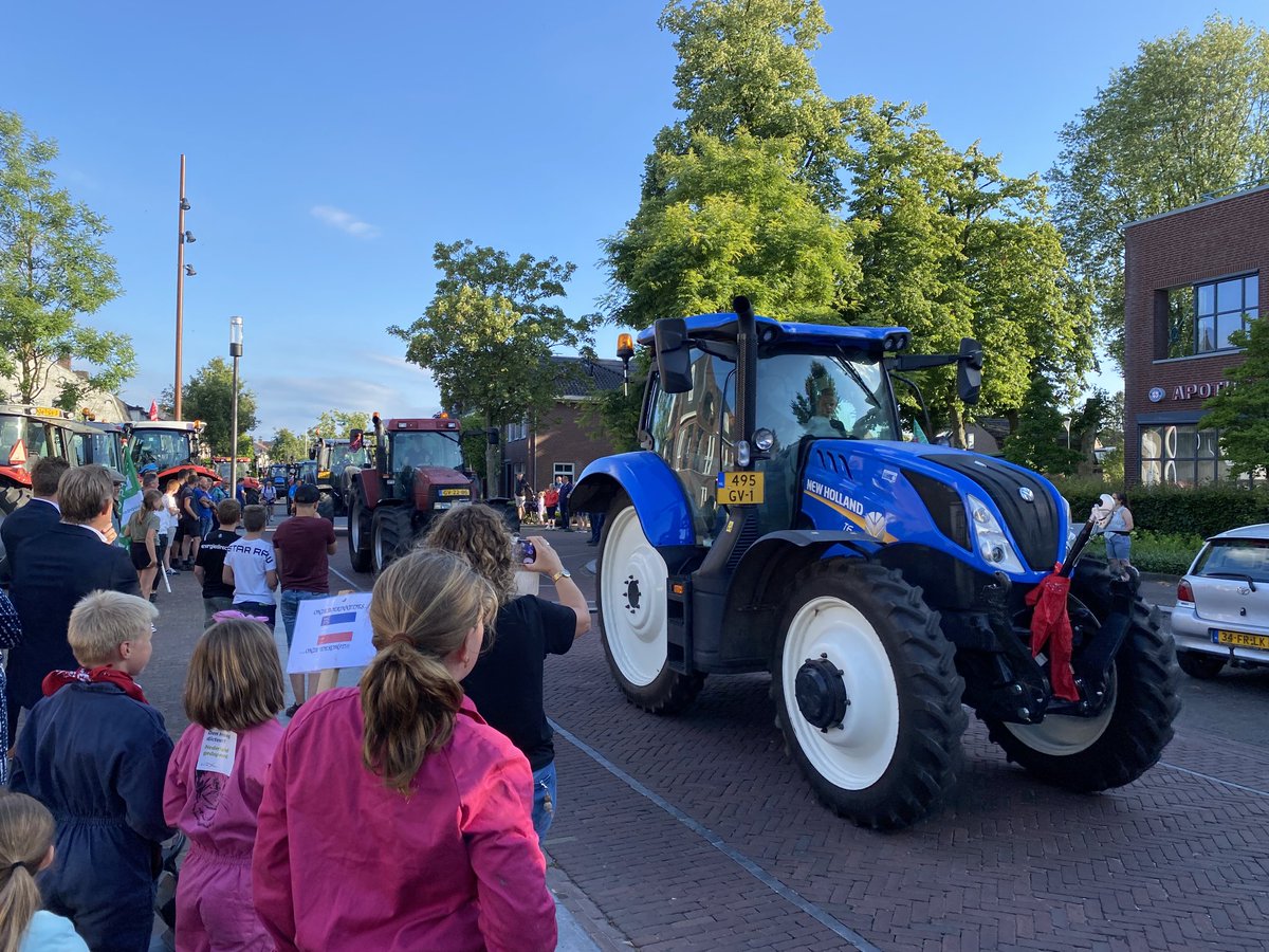 JudithEvertse's tweet photo. Ook bij het gemeentehuis van ⁦@bergeijkgem⁩ demonstrerende boeren. https://t.co/sw9qJkbM9O
