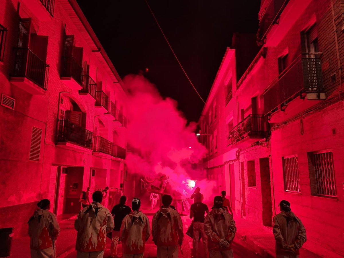 BallDiablesCnj's tweet photo. Aquest passat cap de setmana hem assistit al correfoc de bèsties, en motiu del 25è aniversari del Mamut Venux, a Sant Vicenç dels Horts.

Gràcies als @AngelsDiabolics per convidar-nos en un moment tant especial. Esperem veure’ns aviat!

#diables #mamut https://t.co/Rvo2cLg4ph