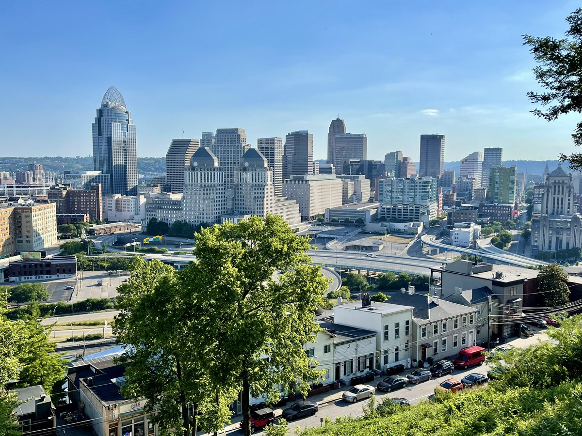 urbanetics_'s tweet photo. Cincinnati 🧵: One of my favorite things to do when going to different cities is experiencing them through a lens of planning, design, what’s good, what’s bad - all of it. Seeing things that cities like Cleveland can learn from while realizing what I’m thankful for here. (1/19) https://t.co/UK3UTXFKQD
