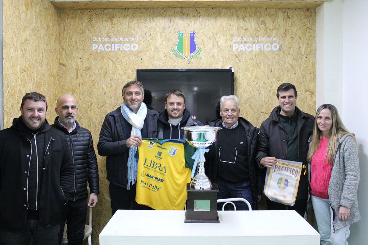 DeportesBA's tweet photo. Tras visitar Laureles Argentinos, el Secretario de Deportes, @chapareteguiOK se dirigió al @ClubPacifico, donde también entregó material deportivo, interactuó con los niños que hacen deportes en el club y conversó con directivos para potenciar el trabajo que la entidad realiza. https://t.co/uQCZsMpkmn