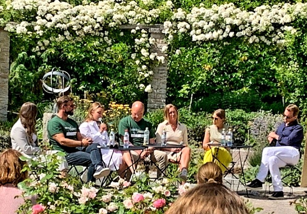 Feelgood_AB's tweet photo. Chefspsykolog Charlotte Valleskog pekar på sambandet lönsamhet och välmående organisationer.Tillit, uppriktighet,  psykologisk trygghet, teamets kraft. En uppmaning till ledning och styrelser: sätt KPI:er för välmående och gör hälsostrategier. https://t.co/B1wCgvhqKZ