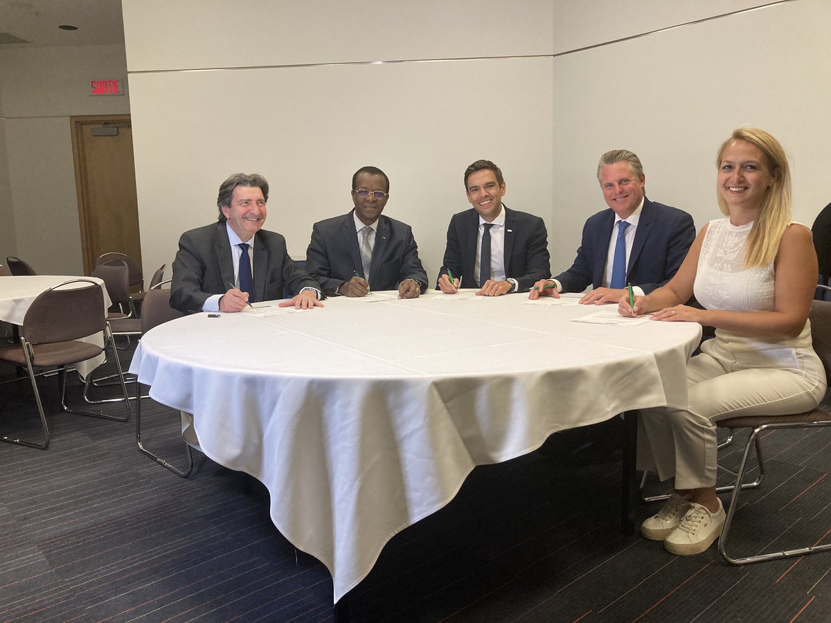 cpccaf's tweet photo. Signature à #Quebec de l’entente entre grandes chambres francophones avec la @cpccaf pour des projets francophones @OIFrancophonie @VSubilia @d_restino @christopheeken @CharlesMilliard @CciWapi  @ccifrance @CCI_Paris_IdF @FCCQ https://t.co/0DLJnb4hvB