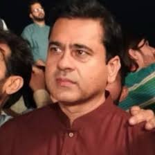 iqrarulhassan's tweet photo. عمران ریاض خان گرفتار کر لئے گئے ہیں۔ اُن کے اندازِ صحافت سے بہت سے اختلافات کے باوجود میں اُن کے حقِ صحافت کے لئے اُن کے ساتھ ہمیشہ کھڑا رہوں گا۔ اُنہیں جلد رہا کیا جانا چاہئیے۔ اپنی بات کہنے کی پاداش میں کسی کا بھی پابندِ سلاسل کرنا قابلِ مذمت ہے۔ 
#IStandWithImranRiaz https://t.co/eHtpPAKub6