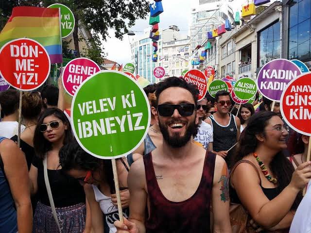 #AnkaraOnurYürüyüşü' ne katılan Lolipolara sert müdahale eden polisime helal olsun, #LGBT Desteklenecek birşey değildir.