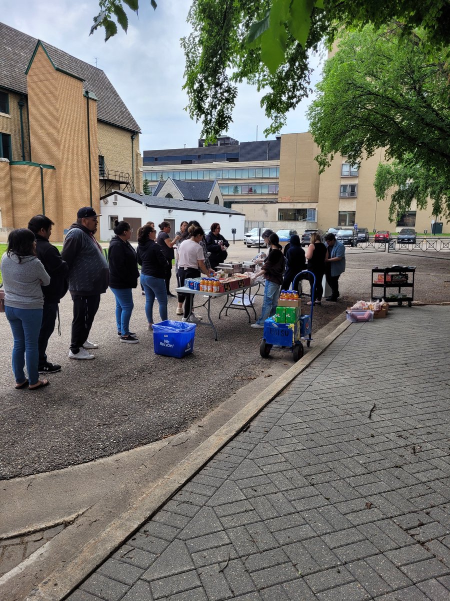 BrandonPent's tweet photo. A big thank you to the Brandon University Students' Union for the delicious barbeque lunch today.  Great weather, great friends and great food! https://t.co/jCQ1IdBcNf