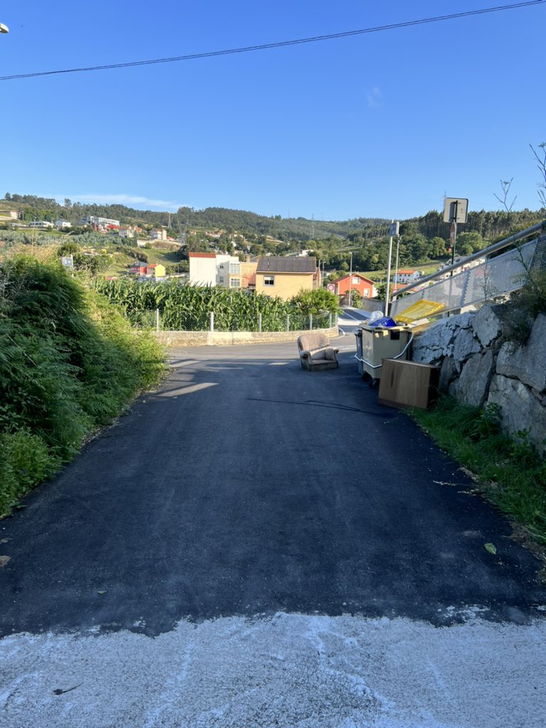 MaartaLago's tweet photo. @ConcelloCoruna llevamos 2 semanas avisando que vengan a recoger estos muebles que nos han tirado en los contenedores que vosotros creísteis a bien poner en la entrada a mi casa. Cuantas semanas más voy a tener que estarlos moviendo para una esquina para poder salir de mi casa??? https://t.co/HABqyXXRJ6