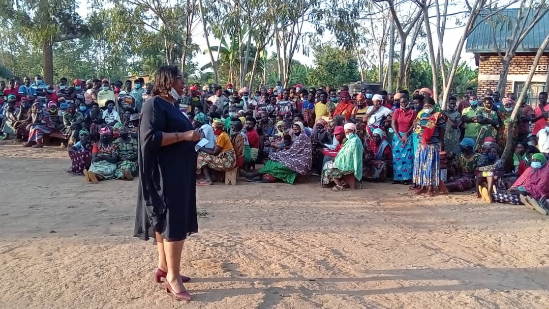 Rukumbelisector's tweet photo. None kuwa 05.07.2022 , Umuyobozi w'Akarere ka Ngoma Madame Niyonagira Nathalie  yitabiriye inteko  z'abaturage ba Rukumbeli  aho yakiriye anakemura ibibazo by'abaturage.
@NgomaDistrict ,@NIYONAGIRANath2 ,@RwandaEast https://t.co/ULOEDJgOoh
