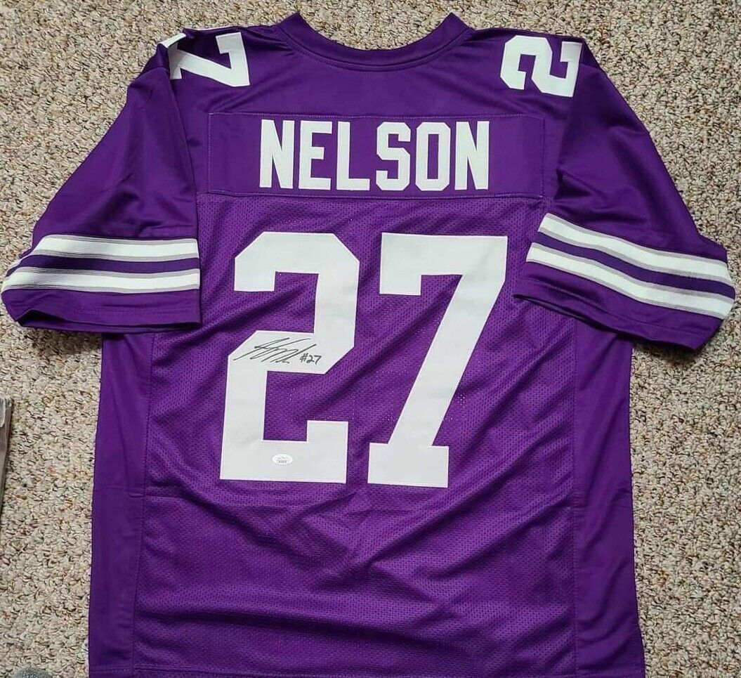 💜 Memorabilia Giveaway 💜 We're giving away a signed Jordy Nelson jersey to someone on the Early Access list. To enter: 1️⃣ Like this tweet 2️⃣ Join the Early Access list (link in bio) Winner announced on Friday 👀 #EMAW