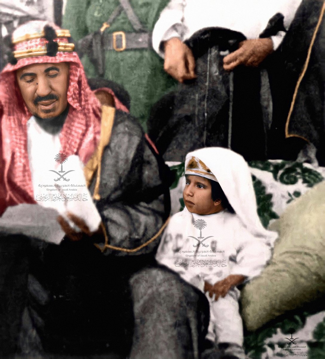 aplllq's tweet image. صورة تم معالجتها بجودة عالية(  تم ألتقاطها من جزء من كلمة المؤسس الملك عبدالعزيز بن عبدالرحمن أل سعود رحمه الله وأسكنه الفردوس الأعلى من الجنة في حج عام 1357 هجري ويظهر بجانبه الملك سلمان حفظه الله..🤍

#الحج 
#السعودية