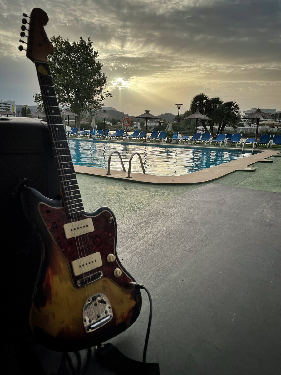 turPHONOS's tweet image. I amb es bolito d&apos;avui ja seran 100. Seguim sumant 🎈

#livemusic #mallorca
#fender #vintage
#jazzmaster