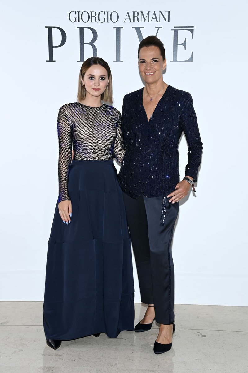 MABRMidias's tweet photo. PODEROSAS! ✨

Maude Apatow e Roberta Armani no desfile Giorgio Armani Privé hoje, dia 5 de julho em Paris, França. 

© Pascal Le Segretain / Getty Images https://t.co/kVfjfXF3E1