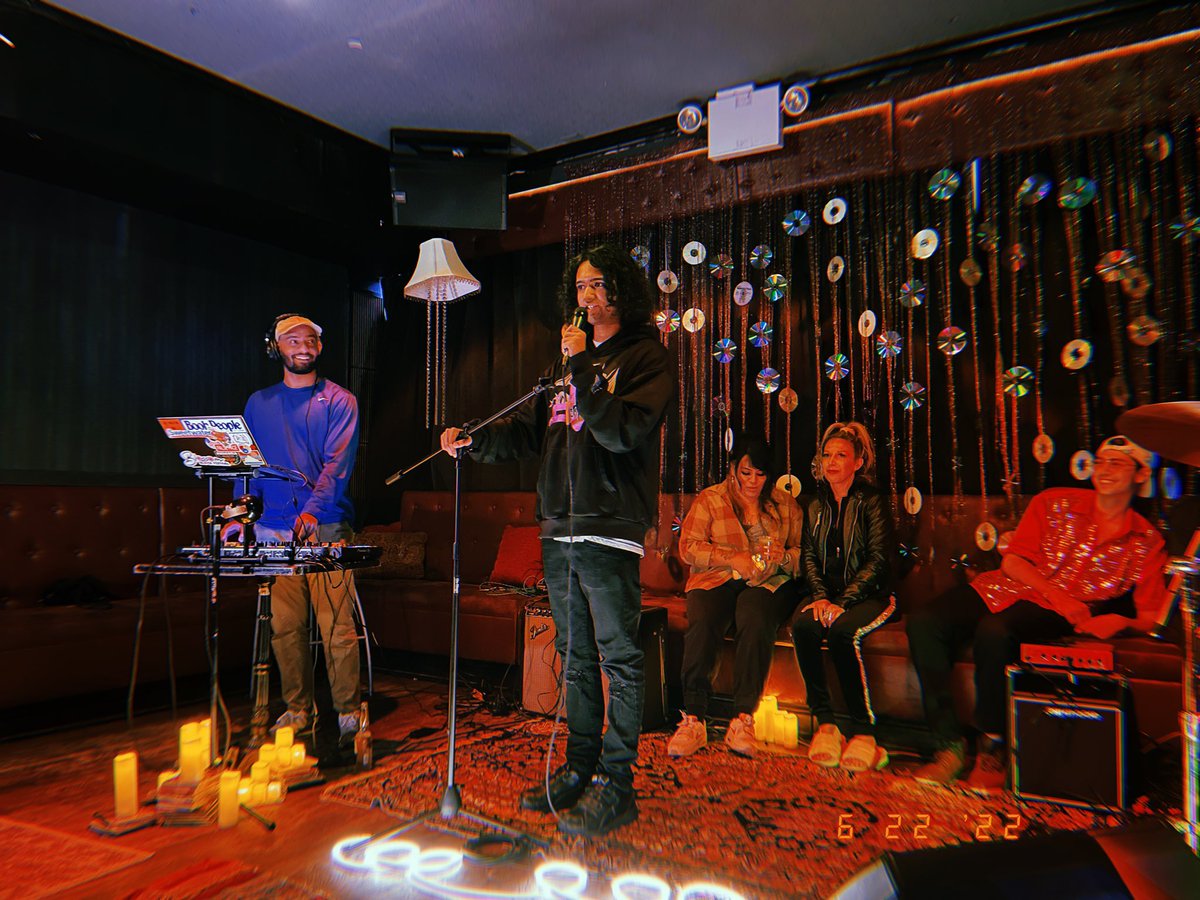 wavWRLD_'s tweet image. Wait til we release the wavROOM footage of some of our favorite web3 artists’ intimate performances 👀

First wavROOM live music NFT drop happening this week with @jadynviolet on @glassprotocol with @r3vl_xyz 

Stay tuned &amp;amp; join us on the Twitter space for it this Thursday, 7/7!