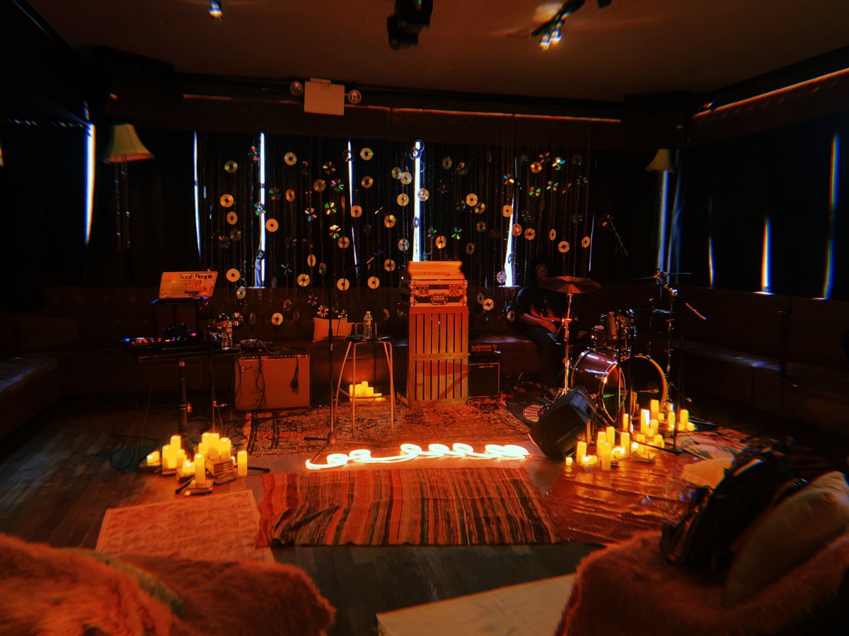 wavWRLD_'s tweet image. Wait til we release the wavROOM footage of some of our favorite web3 artists’ intimate performances 👀

First wavROOM live music NFT drop happening this week with @jadynviolet on @glassprotocol with @r3vl_xyz 

Stay tuned &amp;amp; join us on the Twitter space for it this Thursday, 7/7!