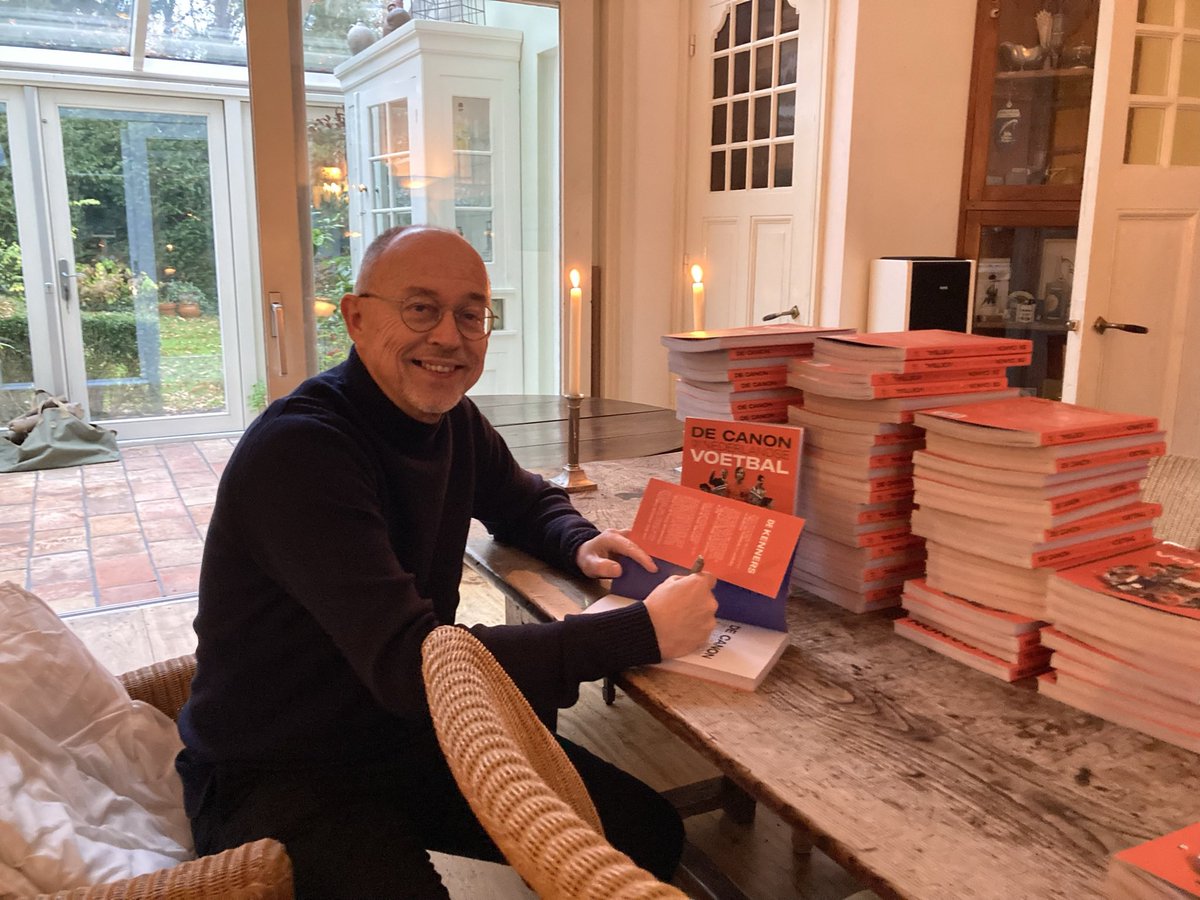 vkwillemvissers's tweet photo. Nu de vakantie aanstaande is, geef ik twee gesigneerde boeken van @devoetbalcanon weg, geschreven met mijn vrienden @PaulOnkenhout, Dick Sintenie, @struisvanhuis en @simonzwartkruis. Geef in een antwoord aan mij gewoon aan of je interesse hebt. Vrijdag uitslag. https://t.co/eBmbwLRdpv