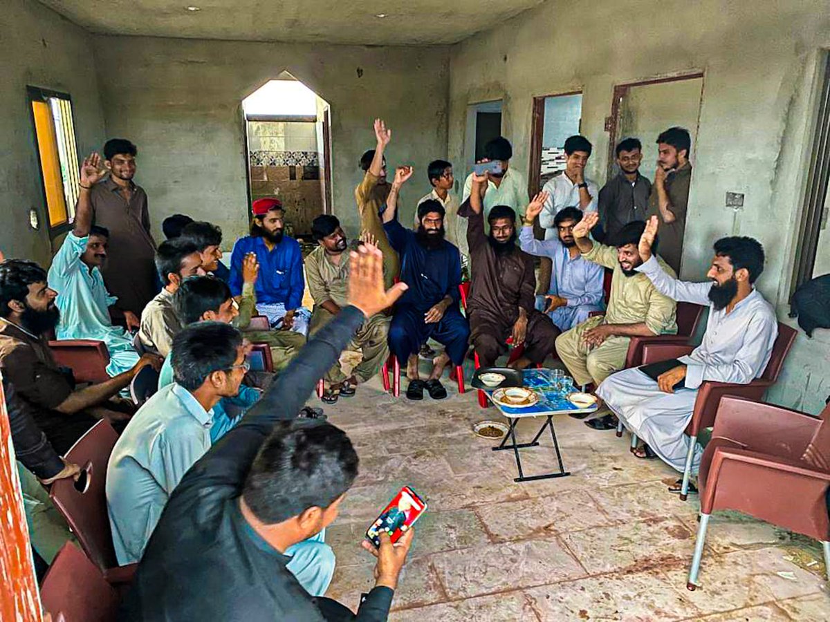 AATGOLARCHI's tweet photo. *اللّهُ اکبر تحریک کراچی میڈیا ٹیم* کی جانب سے آج بروز منگل گولارچی میں
*پولیٹیکل ایکٹویزم*
ورکشاپ کا انعقاد کیا گیا جس میں گولارچی ,ماتلی اور بدین سے شرکاء شامل تھے۔ شرکاء کو تھیوری کے ساتھ پوسٹ بنانا اور ویڈیوز ریکارڈنگ اور ایڈیٹنگ کا پریکٹیکل بھی کروایا گیا۔
@saleemiat #AAT https://t.co/wCkGhZfLTB
