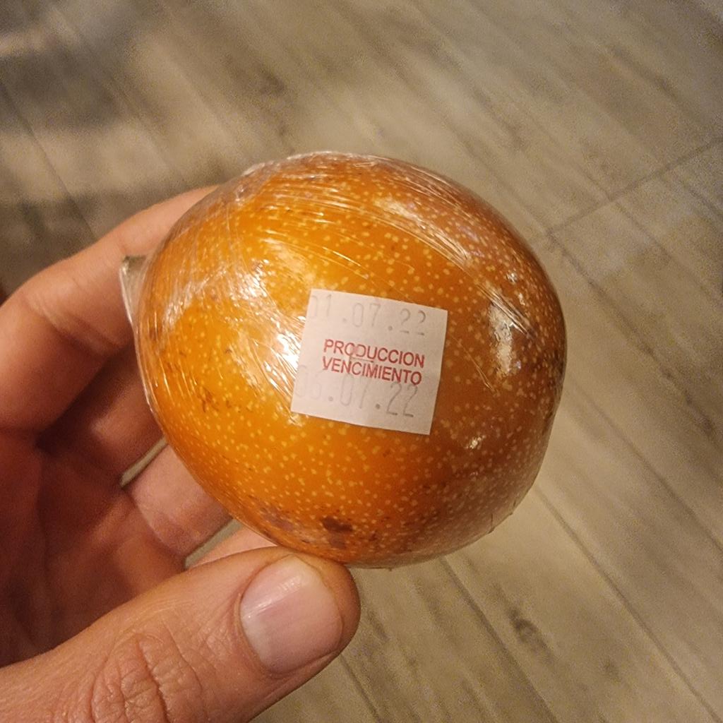 ¿De verdad frutas plastificadas y con fecha de vencimiento?