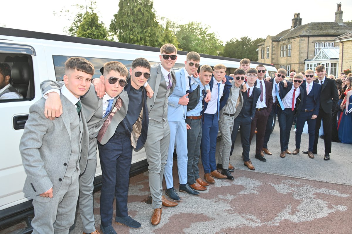 PATCarletonHigh's tweet photo. How many Year11s can you fit into a limo??
Answer: a lot!
#prom2022 #CarletonHighSchool https://t.co/WJo1uwoZYr