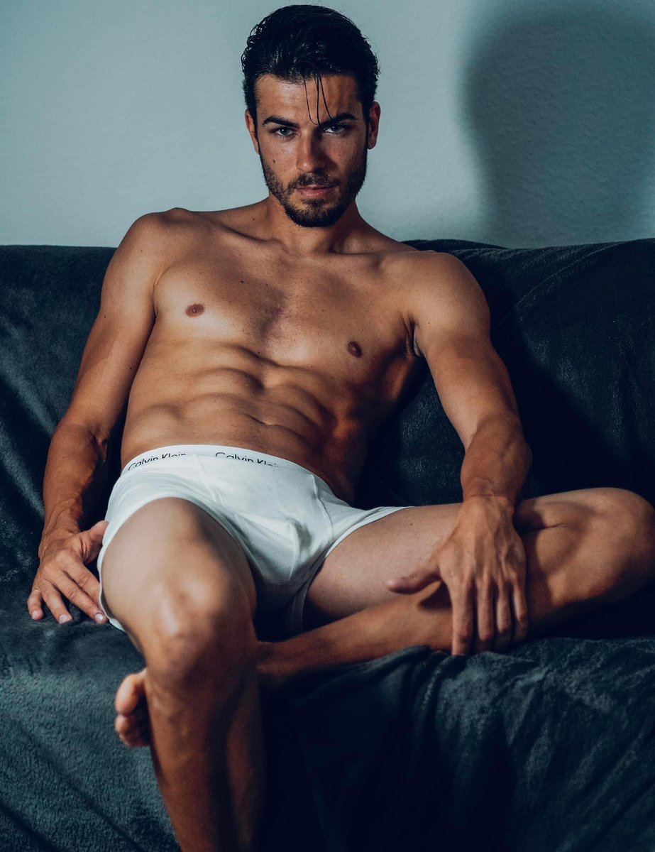 AnaMMartinezEs1's tweet photo. Good job modeling, my friend! @rickyelalemancubano #cubangermanfusion #peopleofcolor #cubansaroundtheworld @calvinklein https://t.co/g6qZOKjqg8