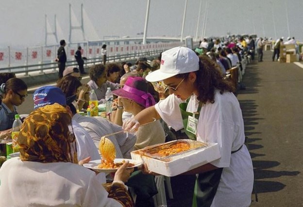 politicanatuga's tweet photo. To celebrate the opening of the Vasco da Gama Bridge, then the longest bridge in Europe, a massive table is laid out and 17 thousand people are served free "Feijoada" (a traditional beans and pork dish), in an event that would be remembered as the "Mega-Feijoada" (1998). https://t.co/9qVX7qh0K6