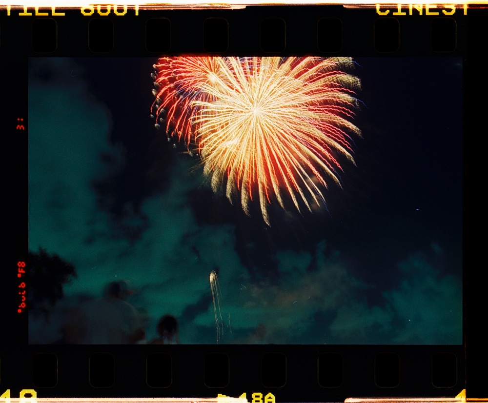 ownzee's tweet photo. Oh the halation on my #fireworks #cinestill800t #filmphotography https://t.co/EhZPYVHTET https://t.co/zAJPcQHQe6