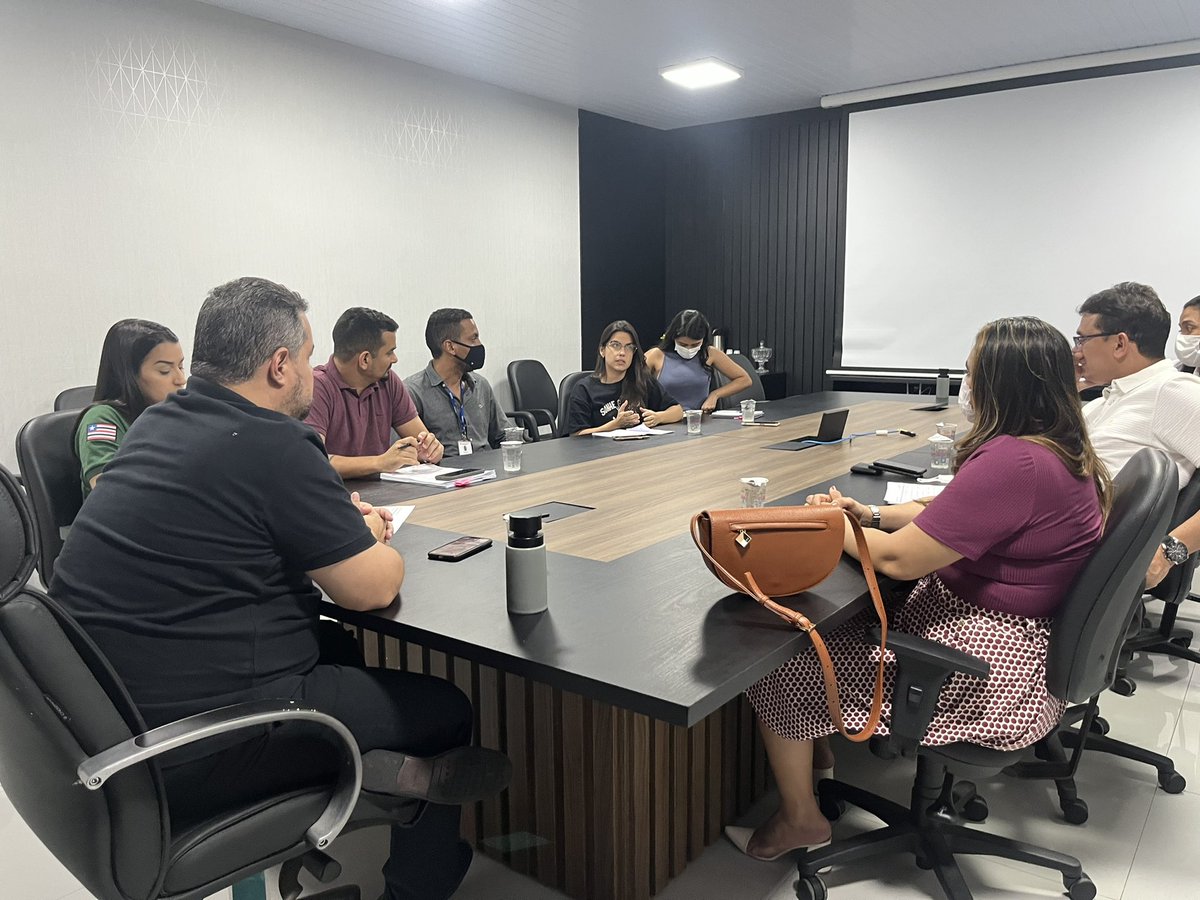 Estive hoje conversando com Marcela Mendes da SEGOV, o <a href="/prenosferreira/">Enos Costa Ferreira</a> e a sua esposa e secretária de Relações Institucionais, Silvia Ferreira sobre os andamentos das obras de pavimentação em todo o Maranhão, com blocos sextavados feitos com mão de obra carcerária.