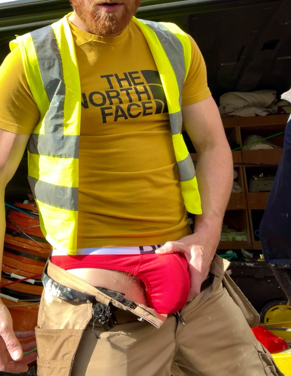 Every time I take a piss at work I catch my workmates looking 😇

It’s hard trying to hide this BIG bulge🍆

RT if I’m your kinda tradesman 😈