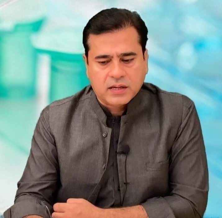 ISHFAQRAHI9's tweet photo. آخر کار عمران ریاض کو گرفتار کر لیا  گیا۔  راہ حق پر کھڑے ہونے کی یہ قیمت ہے۔  اللہ آپکا حامی و ناصر ہو۔
#We_Stand_With_ImranRiaz  ❤️

@ImranKhanPTI  @ImranRiazKhan https://t.co/5Nh9nR1Ldn